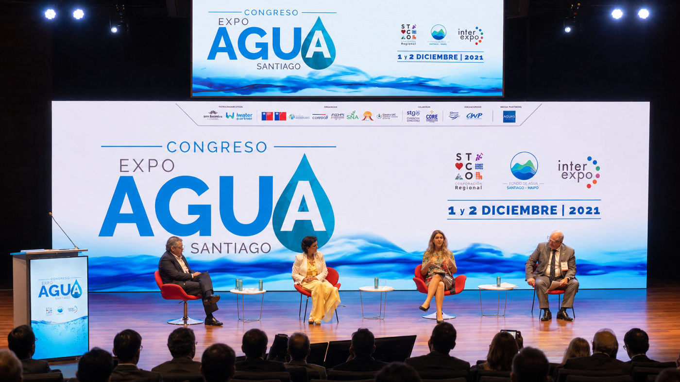 Congreso con panel en escenario, estilo Expo Agua Santiago