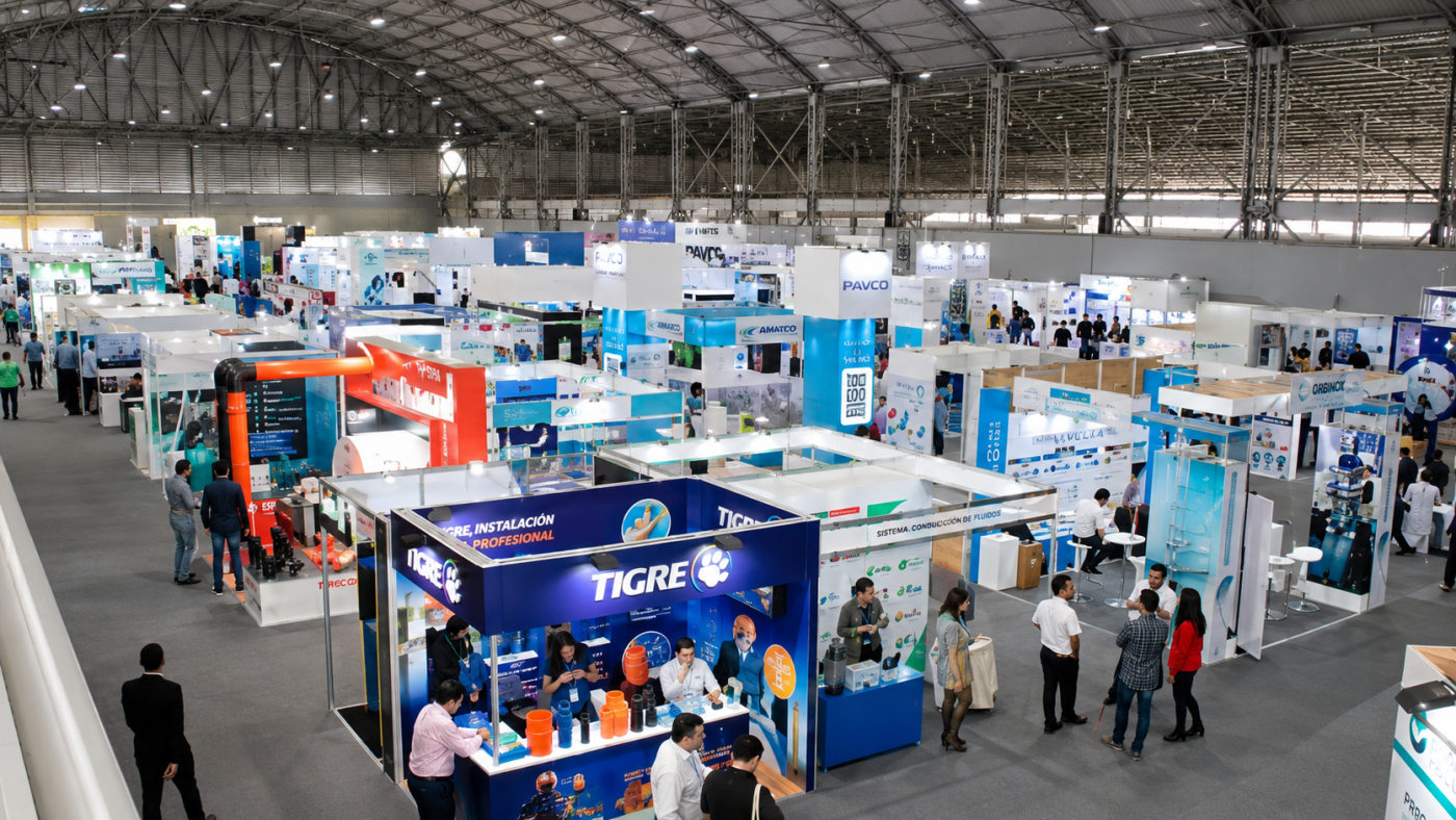 Feria sectorial con múltiples stands de empresas